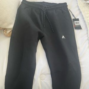 New With Tags!!! Alphalete ELMTS Jogger in Black- size large